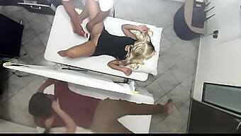 Esposa É Manipulada E Fodida Pelo Médico Na Frente Do Marido Em Uma Casa De Massagem